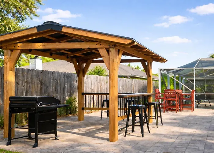 Pool House, Short Drive To Beach, Grill, Smart Tv
