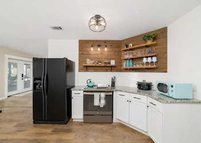 Pool House, Short Drive To Beach, Grill, Smart Tv